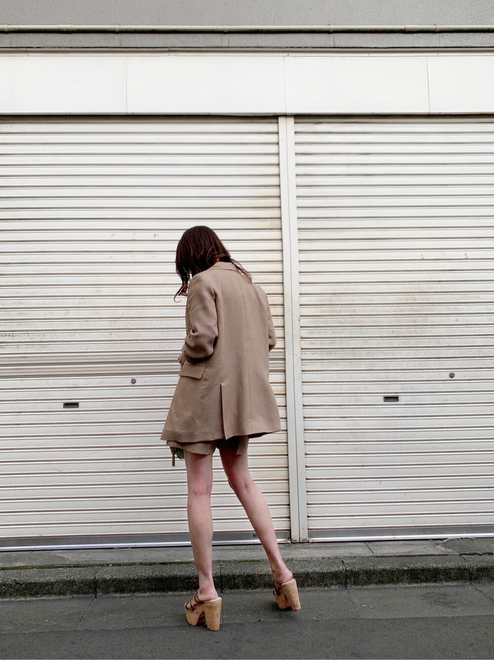 ブラウン系のその他パンツ、グリーン系のサンダル、ホワイト系のニット/セーターを着用したレディースの春コーディネートの3枚目の写真