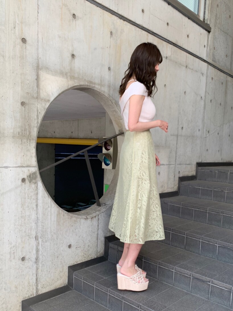 ホワイト系のサンダル、イエロー系のスカート、ホワイト系のニット/セーターを着用したレディースの春コーディネートの3枚目の写真