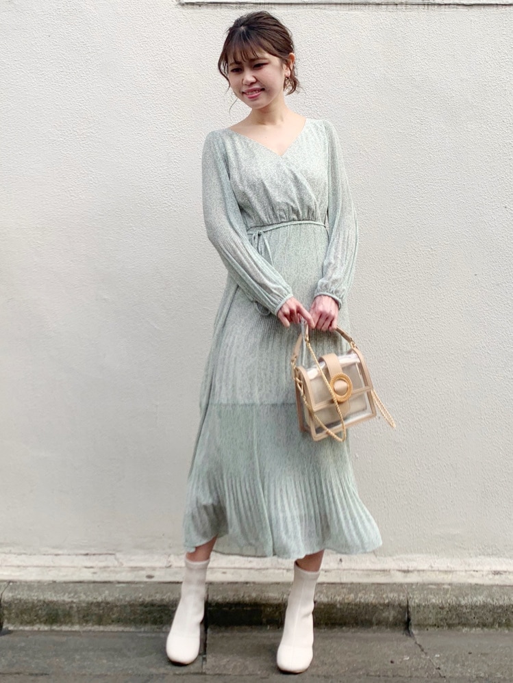 グリーン系のワンピースを着用したレディースの冬コーディネートの2枚目の写真