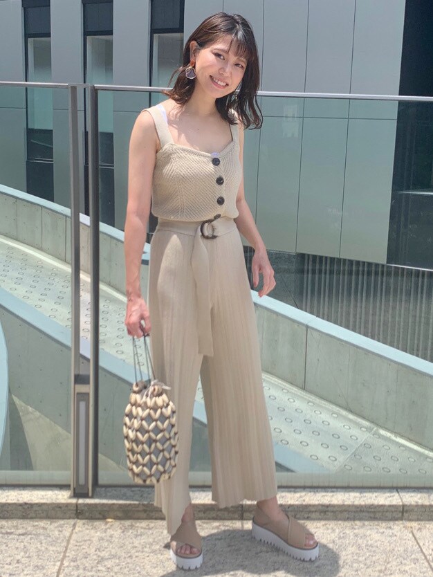 ブラック系のハンドバッグ、ホワイト系のシャツ/ブラウスを着用したレディースの夏コーディネートの4枚目の写真