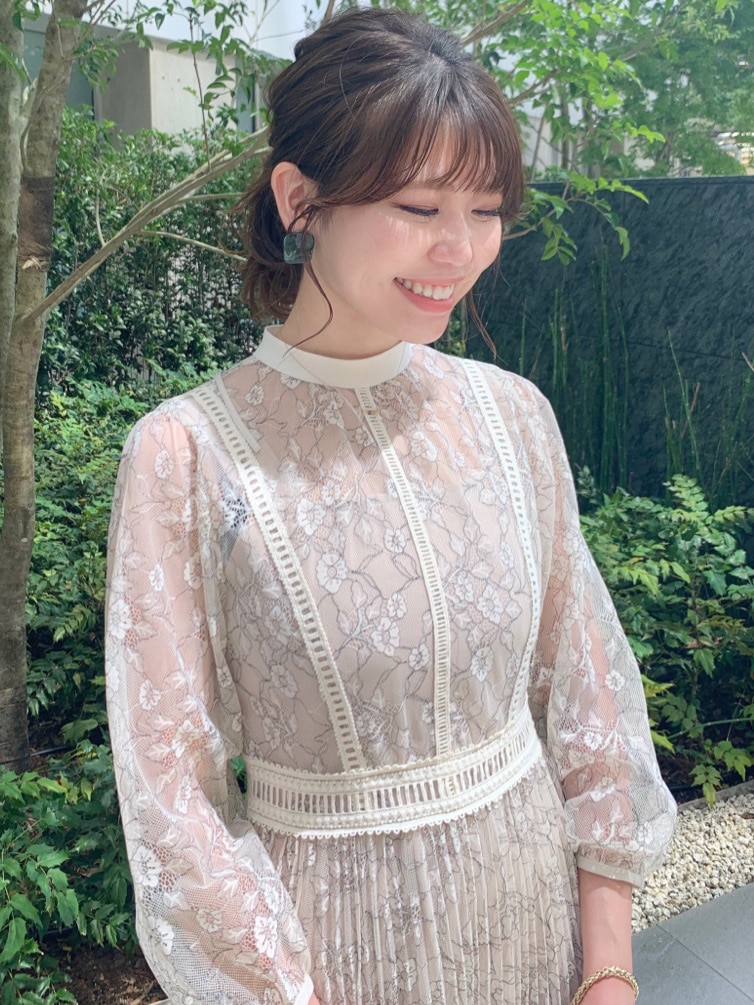 ブラック系のショルダーバッグ、ブラック系のサンダル、グリーン系のピアス（両耳用）を着用したレディースの夏コーディネートの4枚目の写真