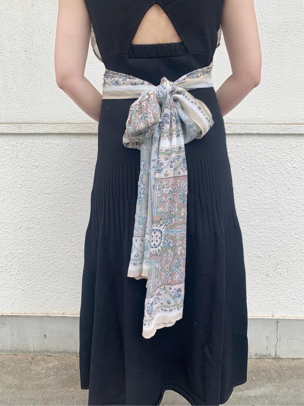 ブラック系のワンピース、ブラウン系のサンダルを着用したレディースの夏コーディネートの5枚目の写真