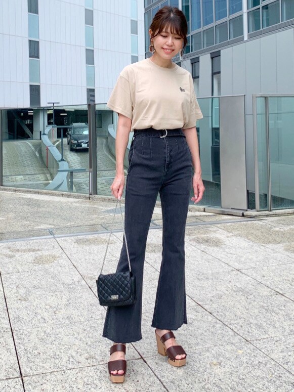 ブラック系のその他パンツを着用したレディースの夏コーディネートの2枚目の写真