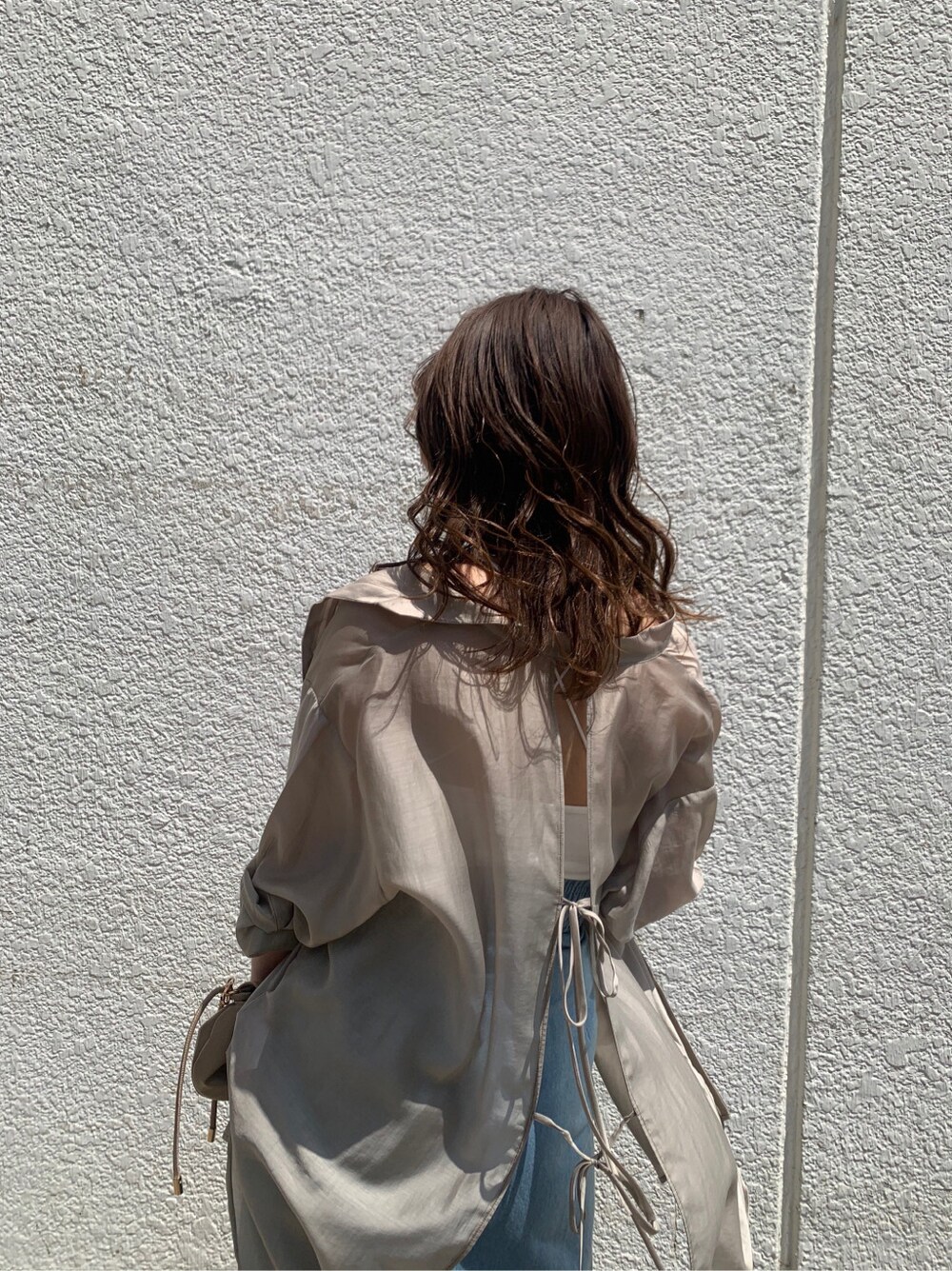 ベージュ系のシャツ/ブラウス、ブルー系のスカートを着用したレディースの夏コーディネートの6枚目の写真