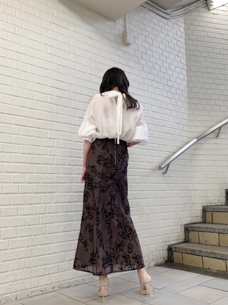 ホワイト系のシャツ/ブラウス、ブラウン系のスカート、ベージュ系のパンプスを着用したレディースの夏コーディネートの4枚目の写真