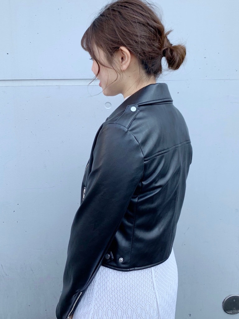 ホワイト系のワンピースを着用したレディースの冬コーディネートの3枚目の写真