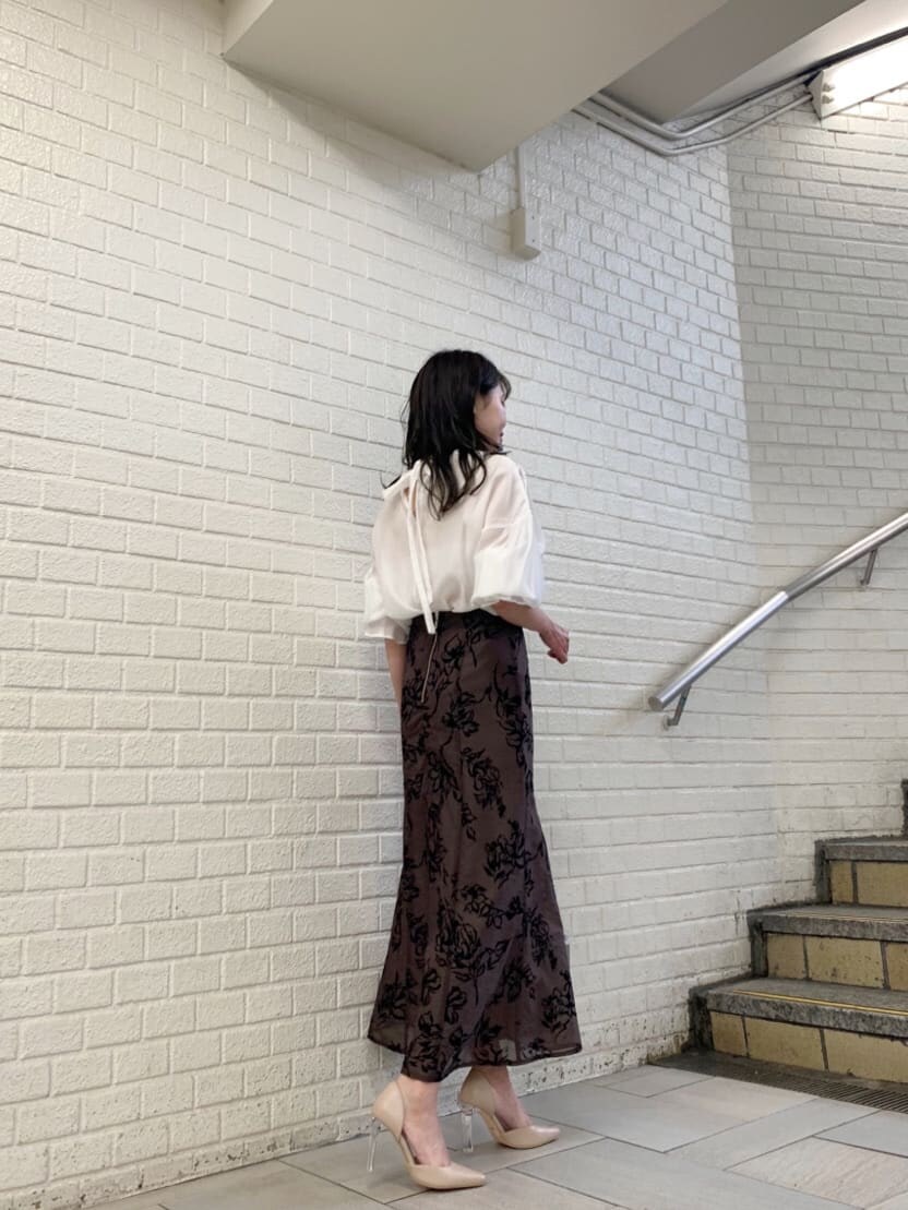 ホワイト系のシャツ/ブラウス、ブラウン系のスカート、ベージュ系のパンプスを着用したレディースの夏コーディネートの3枚目の写真