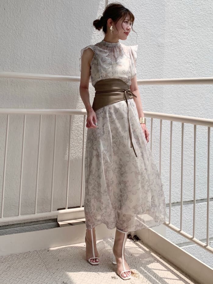 ベージュ系のワンピース、ホワイト系のその他シューズ、ゴールド系のピアス（両耳用）を着用したレディースの夏コーディネートの10枚目の写真