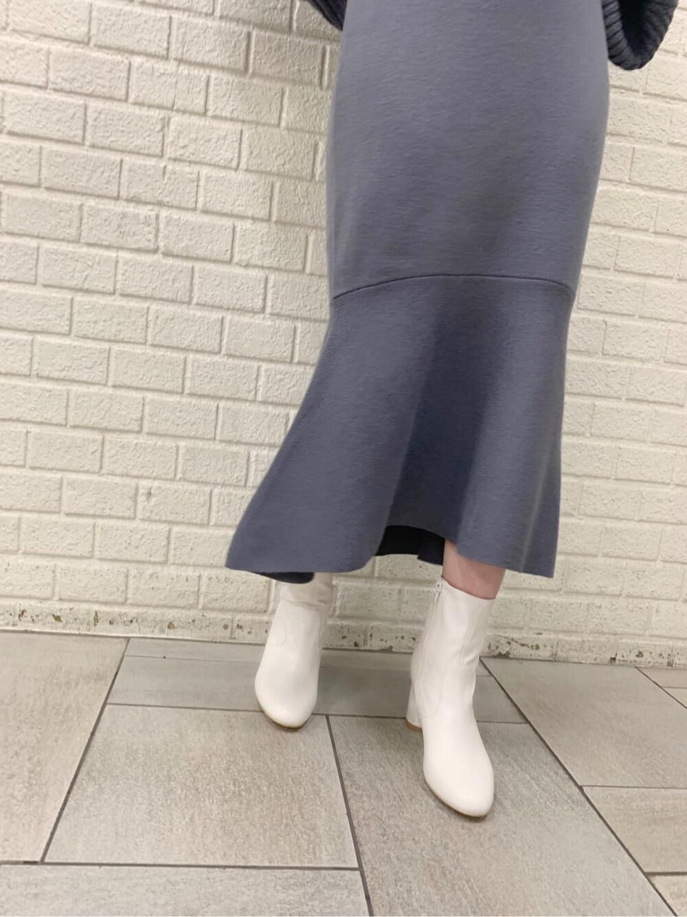 ホワイト系のその他シューズ、ブルー系のワンピースを着用したレディースの秋コーディネートの6枚目の写真