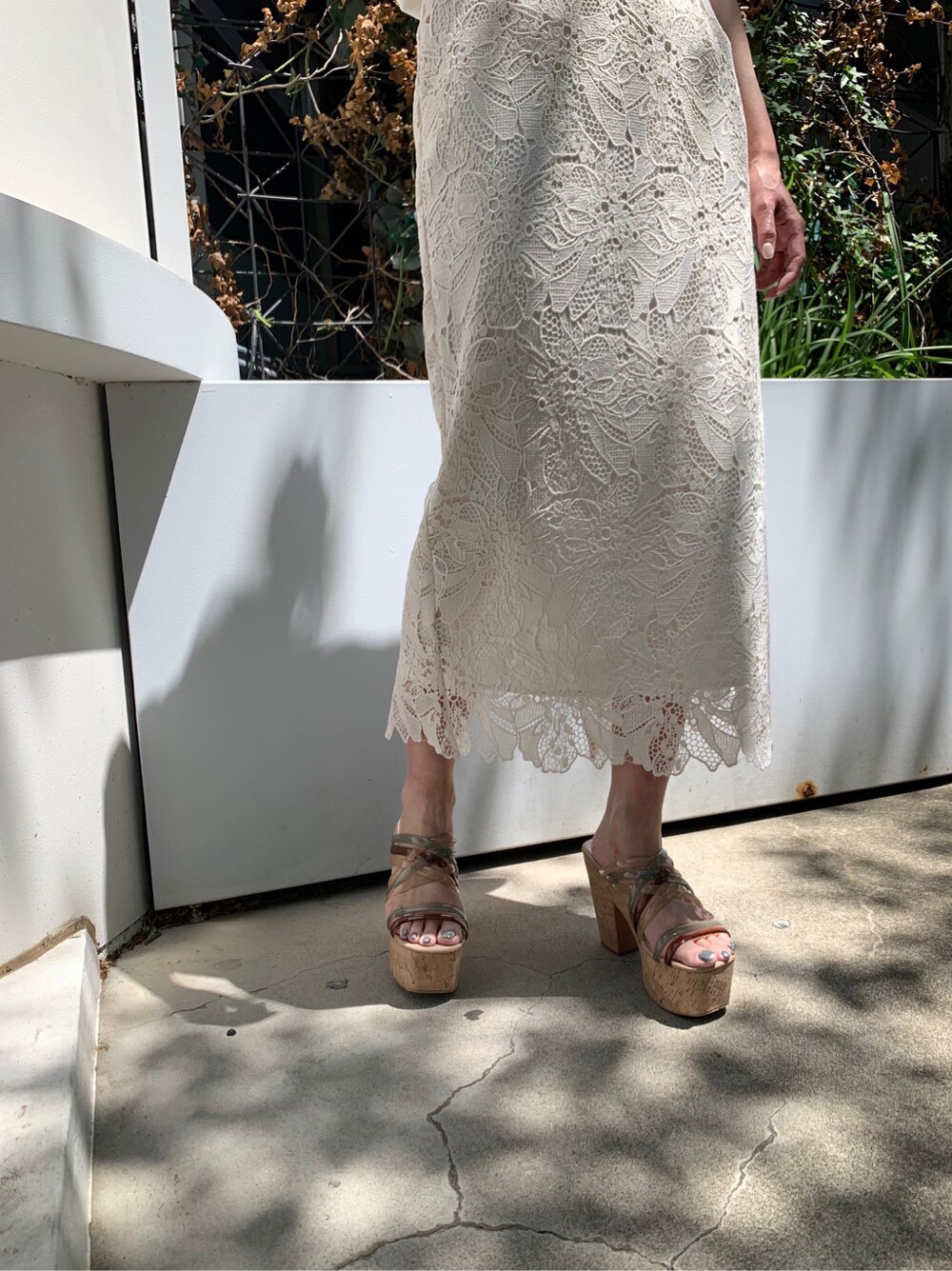 ホワイト系のスカート、グリーン系のサンダル、その他のTシャツ/カットソーを着用したレディースの春コーディネートの5枚目の写真