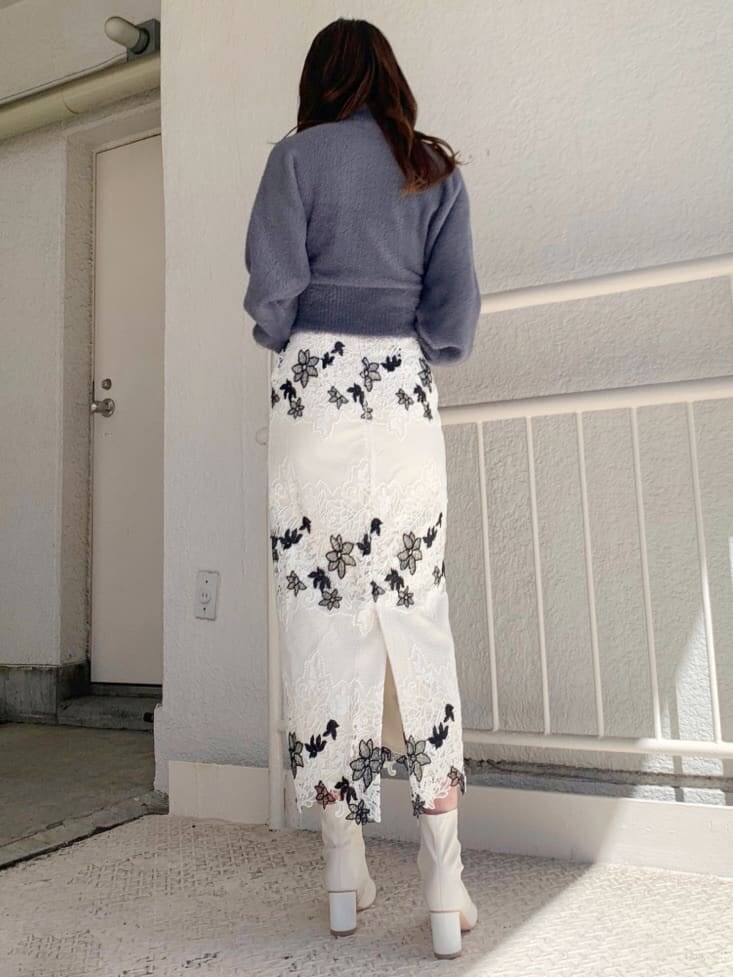 ホワイト系のその他シューズ、ホワイト系のスカート、ブルー系のニット/セーターを着用したレディースの秋コーディネートの2枚目の写真