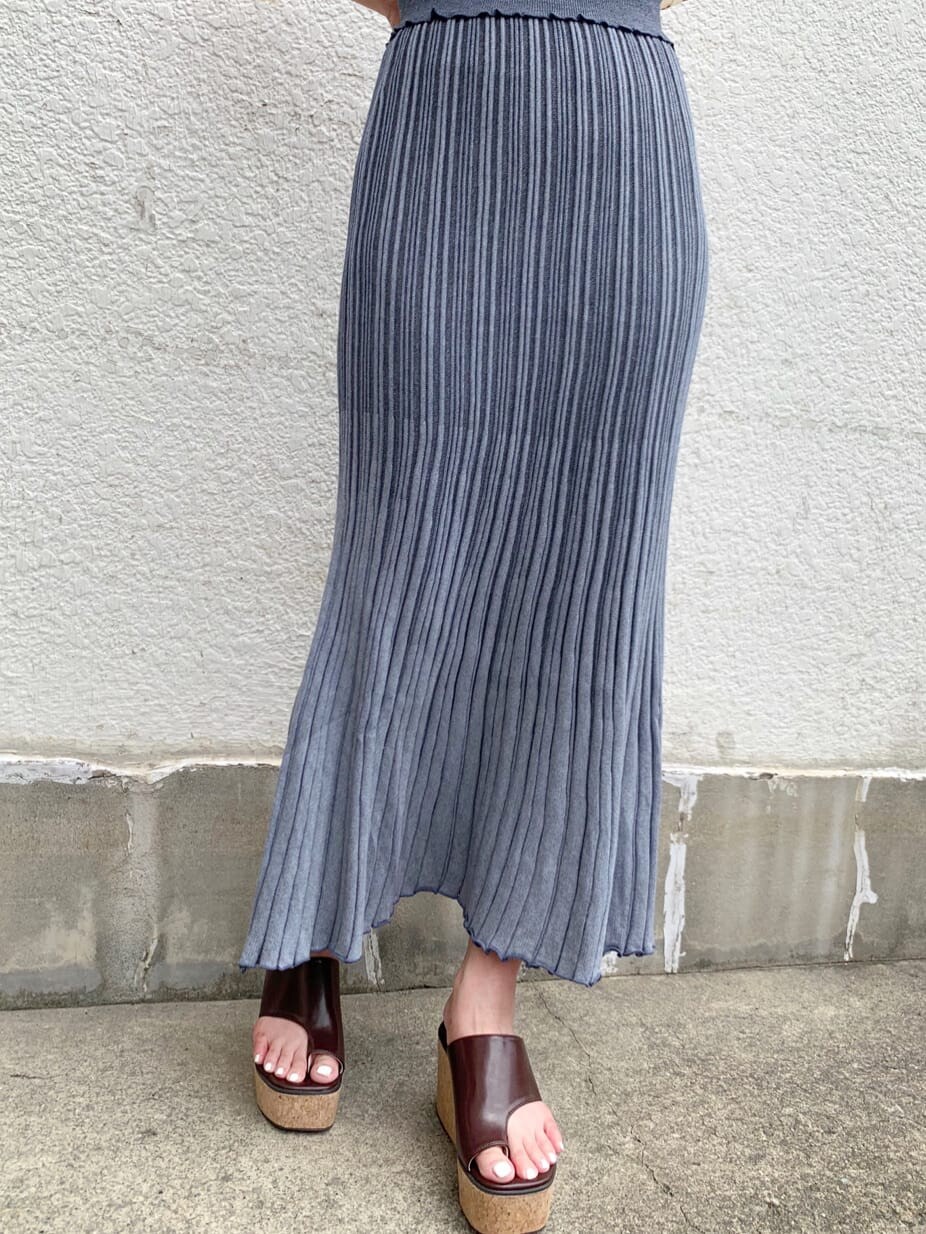 ブルー系のワンピース、ブラウン系のサンダル、ブラック系のハンドバッグを着用したレディースの夏コーディネートの9枚目の写真