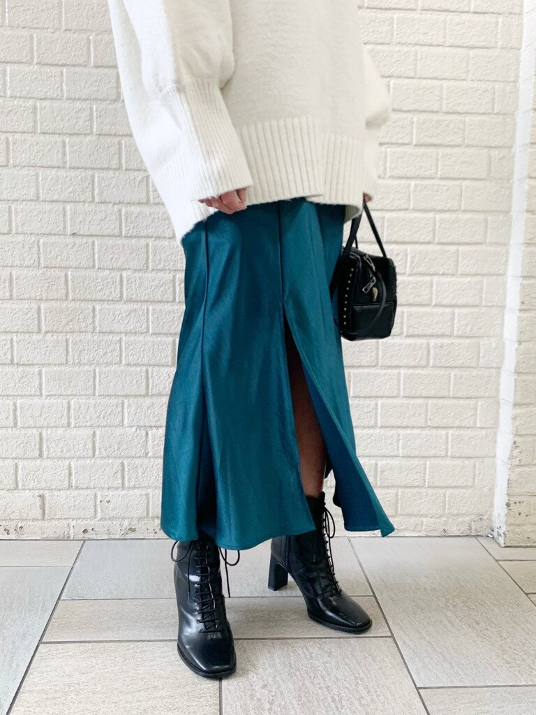 グリーン系のスカート、ホワイト系のニット/セーターを着用したレディースの冬コーディネートの5枚目の写真