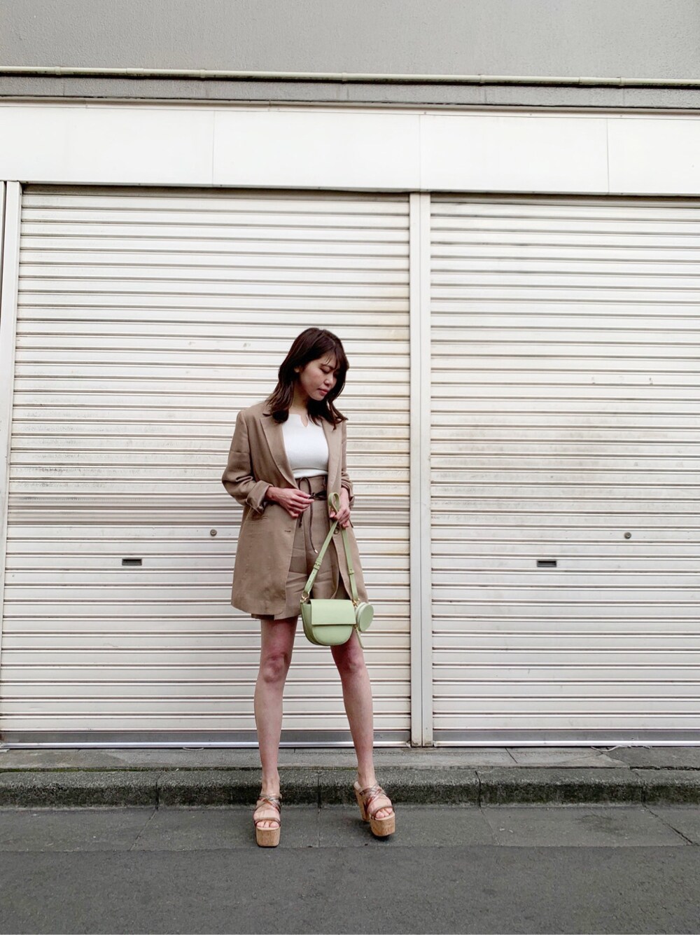 ブラウン系のその他パンツ、グリーン系のサンダル、ホワイト系のニット/セーターを着用したレディースの春コーディネートの4枚目の写真