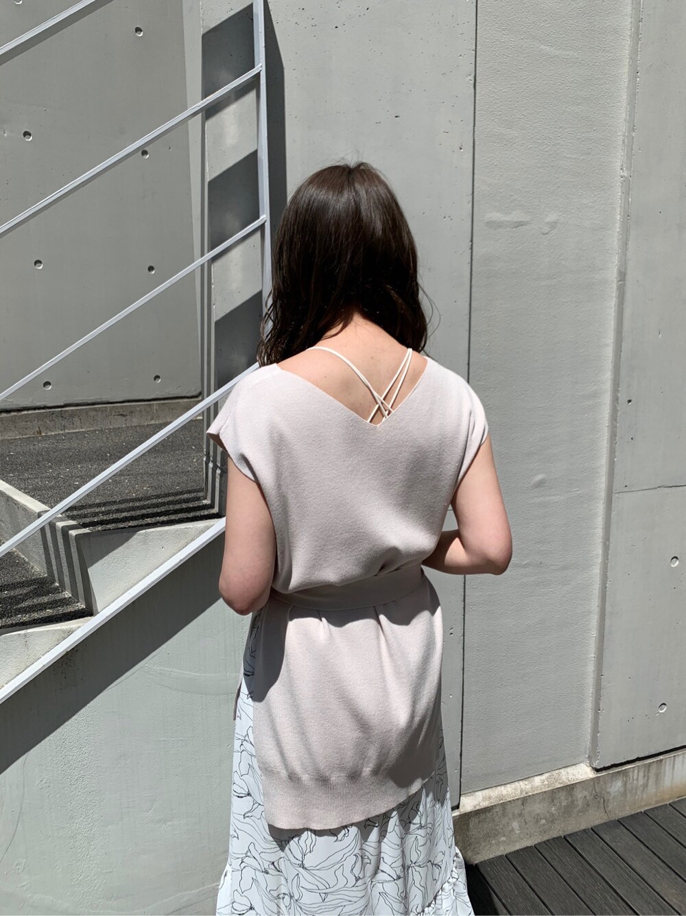 グリーン系のショルダーバッグ、ホワイト系のサンダル、ホワイト系のワンピースを着用したレディースの春コーディネートの5枚目の写真