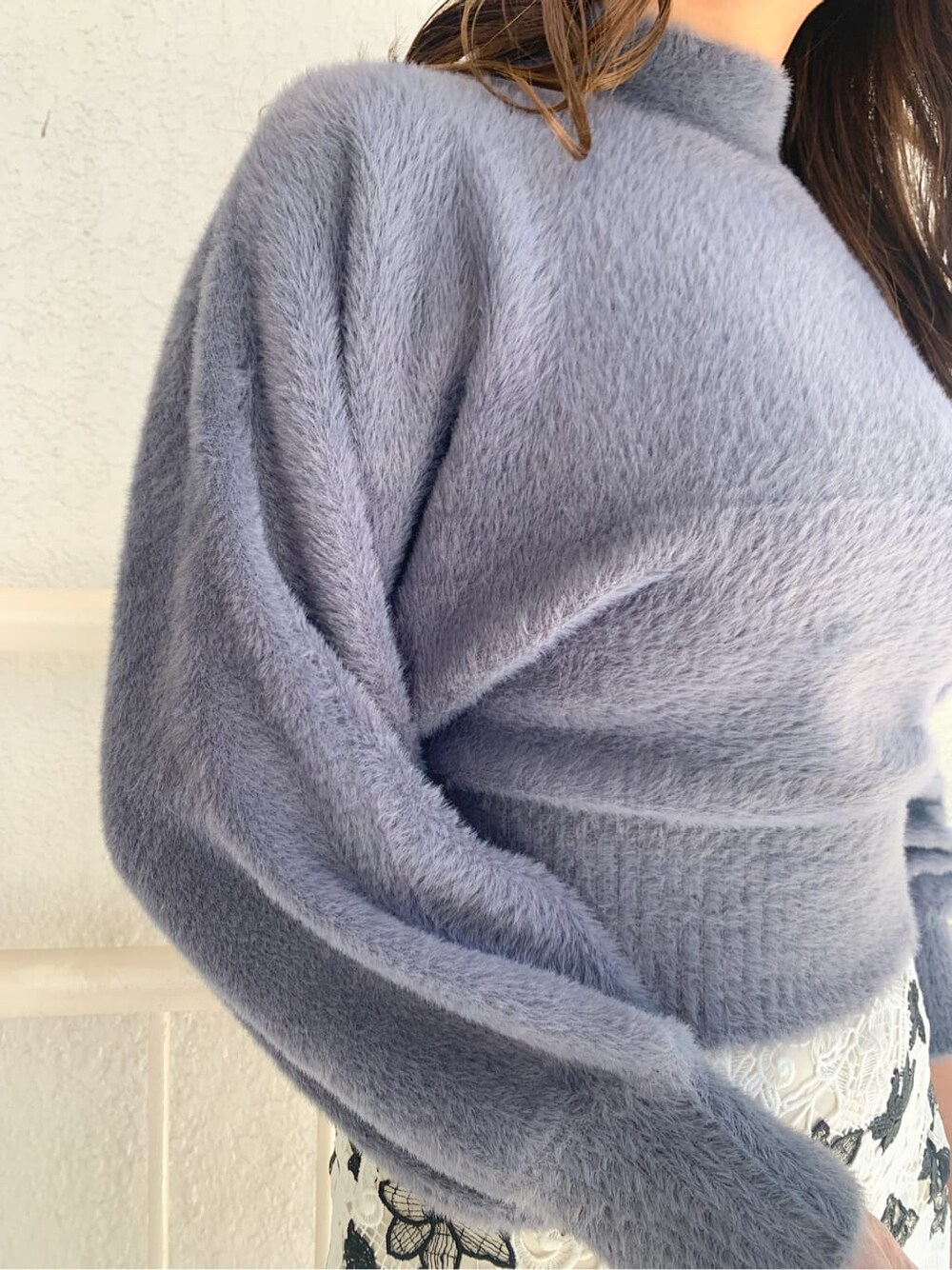 ホワイト系のその他シューズ、ホワイト系のスカート、ブルー系のニット/セーターを着用したレディースの秋コーディネートの4枚目の写真