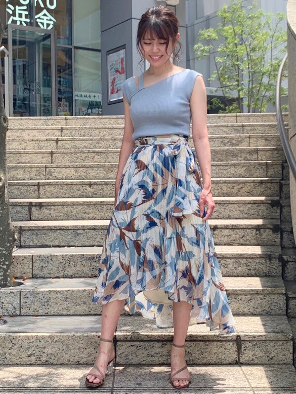 ブラウン系のサンダルを着用したレディースの夏コーディネートの2枚目の写真