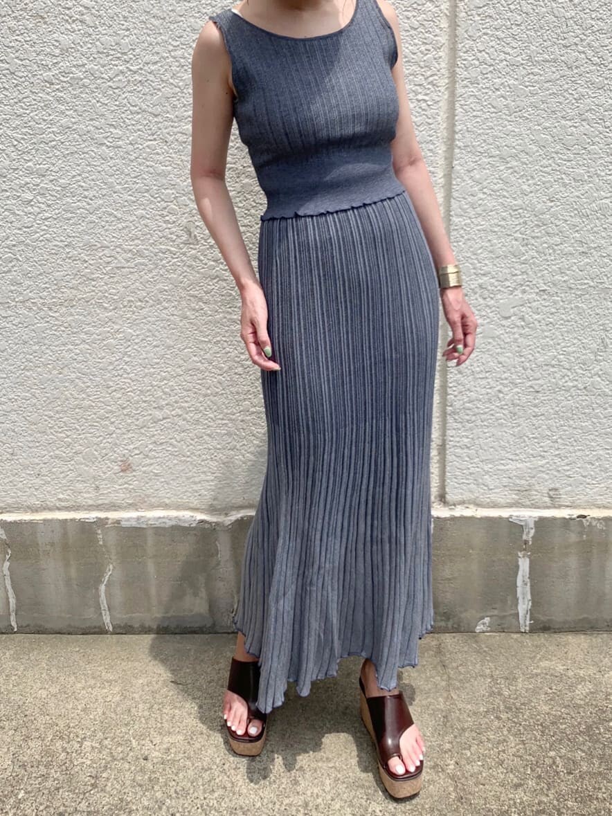 ブルー系のワンピース、ブラウン系のサンダル、ブラック系のハンドバッグを着用したレディースの夏コーディネートの4枚目の写真