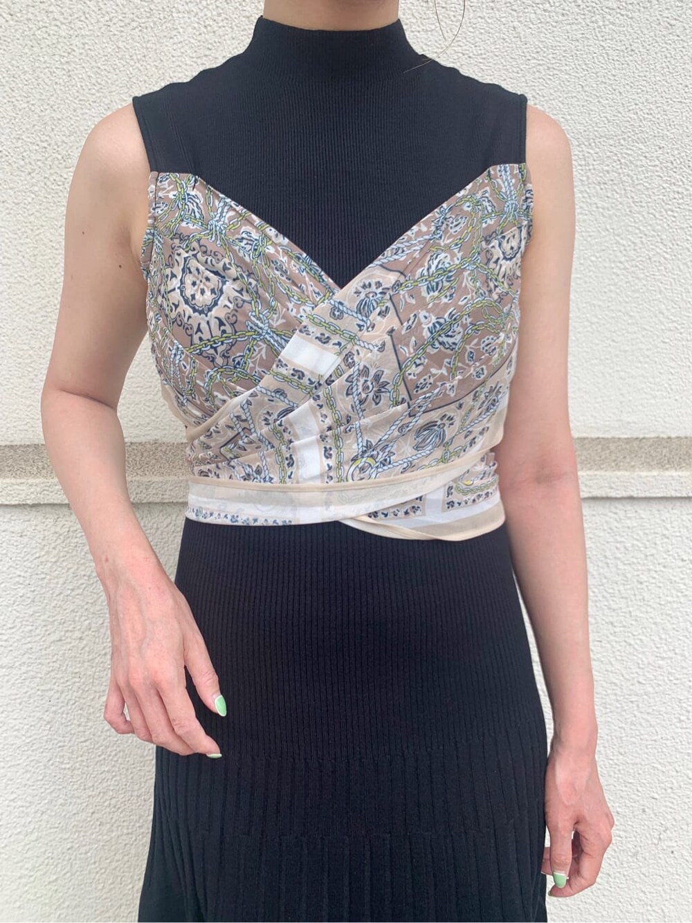 ブラック系のワンピース、ブラウン系のサンダルを着用したレディースの夏コーディネートの4枚目の写真