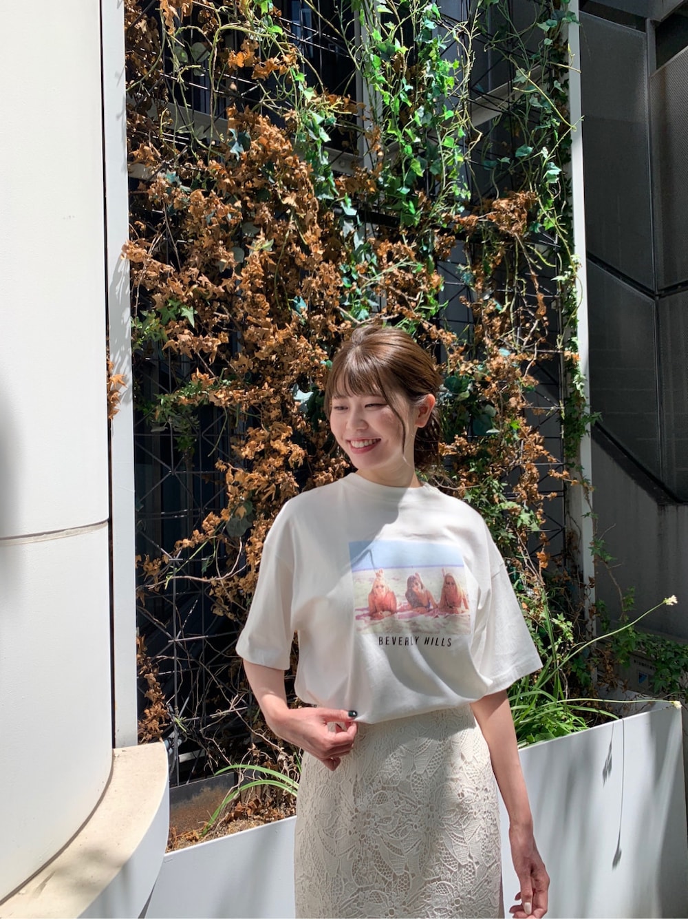 ホワイト系のスカート、グリーン系のサンダル、その他のTシャツ/カットソーを着用したレディースの春コーディネートの4枚目の写真