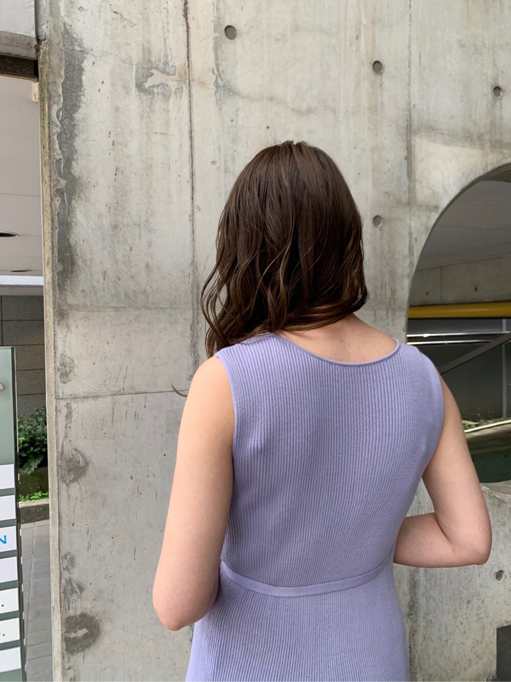 ホワイト系のハンドバッグ、ブルー系のワンピース、ベージュ系のサンダルを着用したレディースの夏コーディネートの6枚目の写真