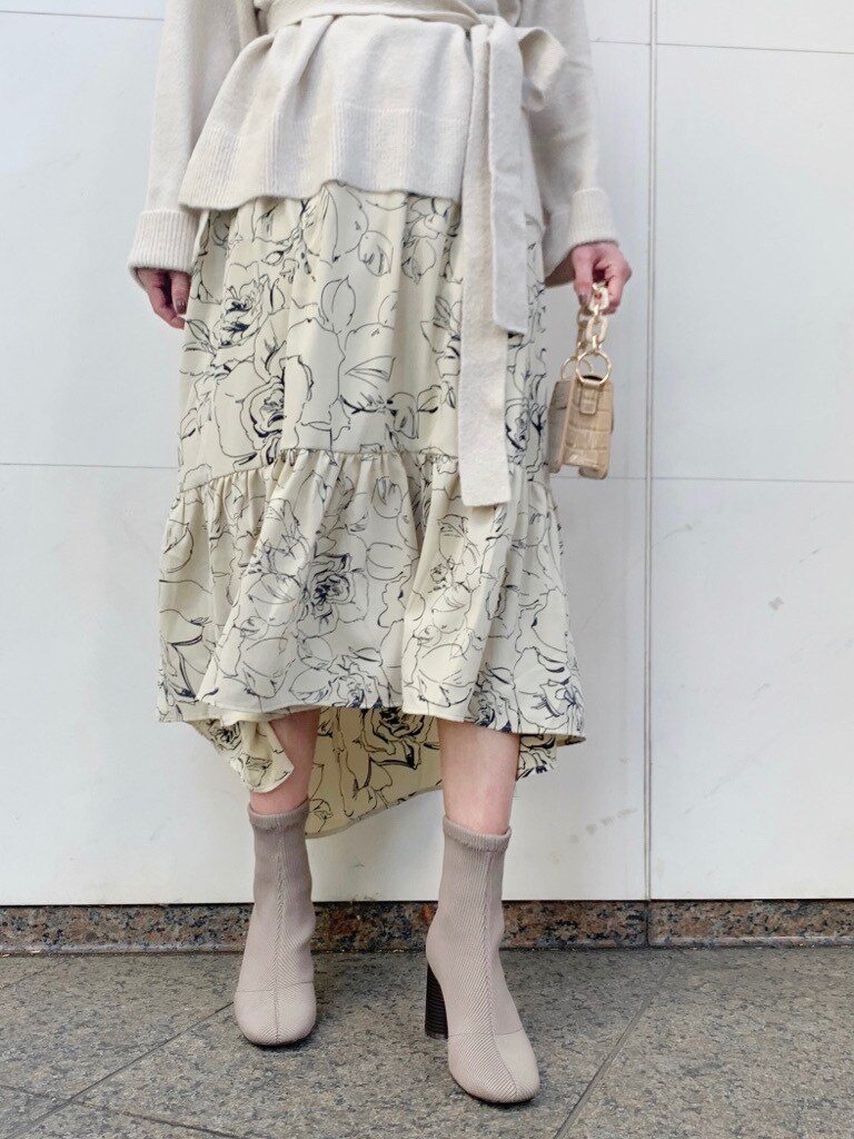 ベージュ系のハンドバッグを着用したレディースの冬コーディネートの7枚目の写真