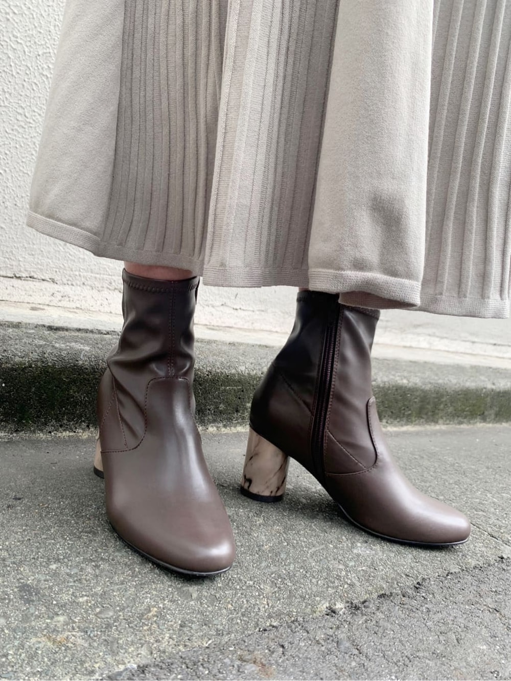 グリーン系のワンピース、ブラウン系のその他シューズ、ブラック系のハンドバッグを着用したレディースの夏コーディネートの7枚目の写真