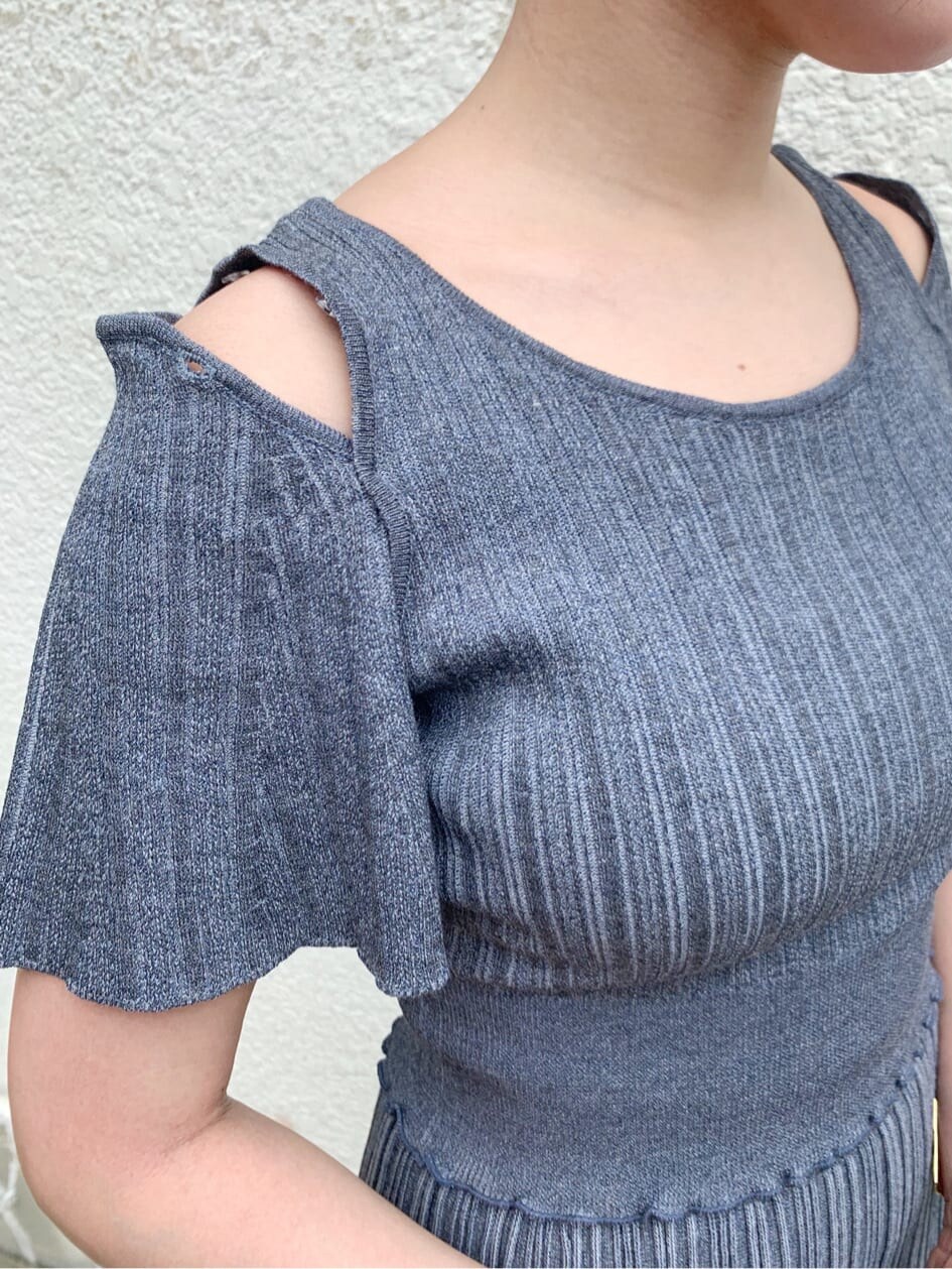 ブルー系のワンピース、ブラウン系のサンダル、ブラック系のハンドバッグを着用したレディースの夏コーディネートの2枚目の写真