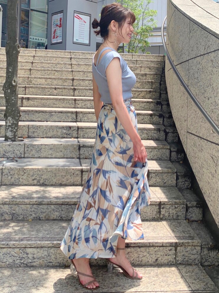 ブラウン系のサンダルを着用したレディースの夏コーディネートの3枚目の写真