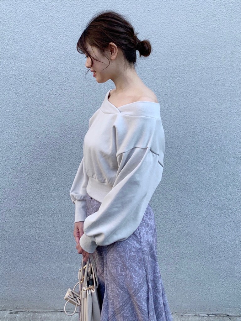 パープル系のスカート、ベージュ系のトートバッグ、ベージュ系のTシャツ/カットソーを着用したレディースの冬コーディネートの6枚目の写真