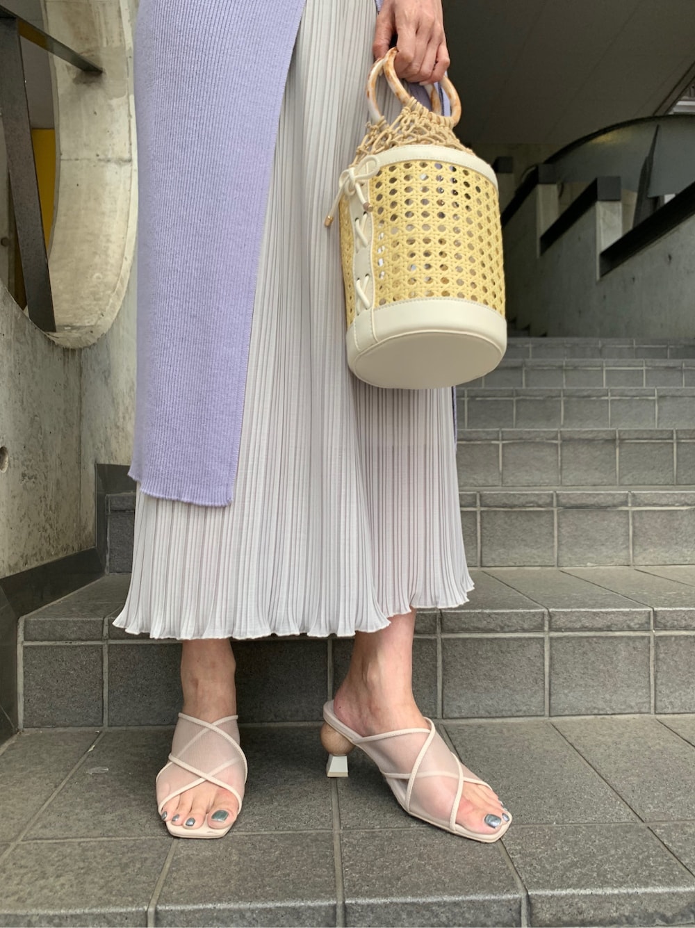 ホワイト系のハンドバッグ、ブルー系のワンピース、ベージュ系のサンダルを着用したレディースの夏コーディネートの4枚目の写真