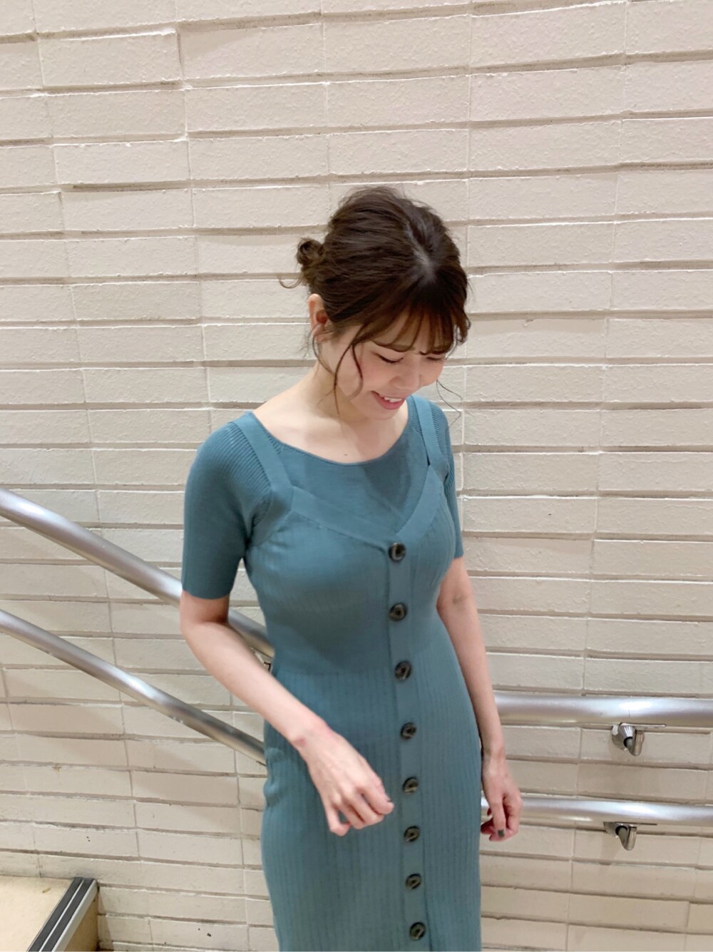 グリーン系のワンピース、ブラック系のサンダルを着用したレディースの春コーディネートの3枚目の写真