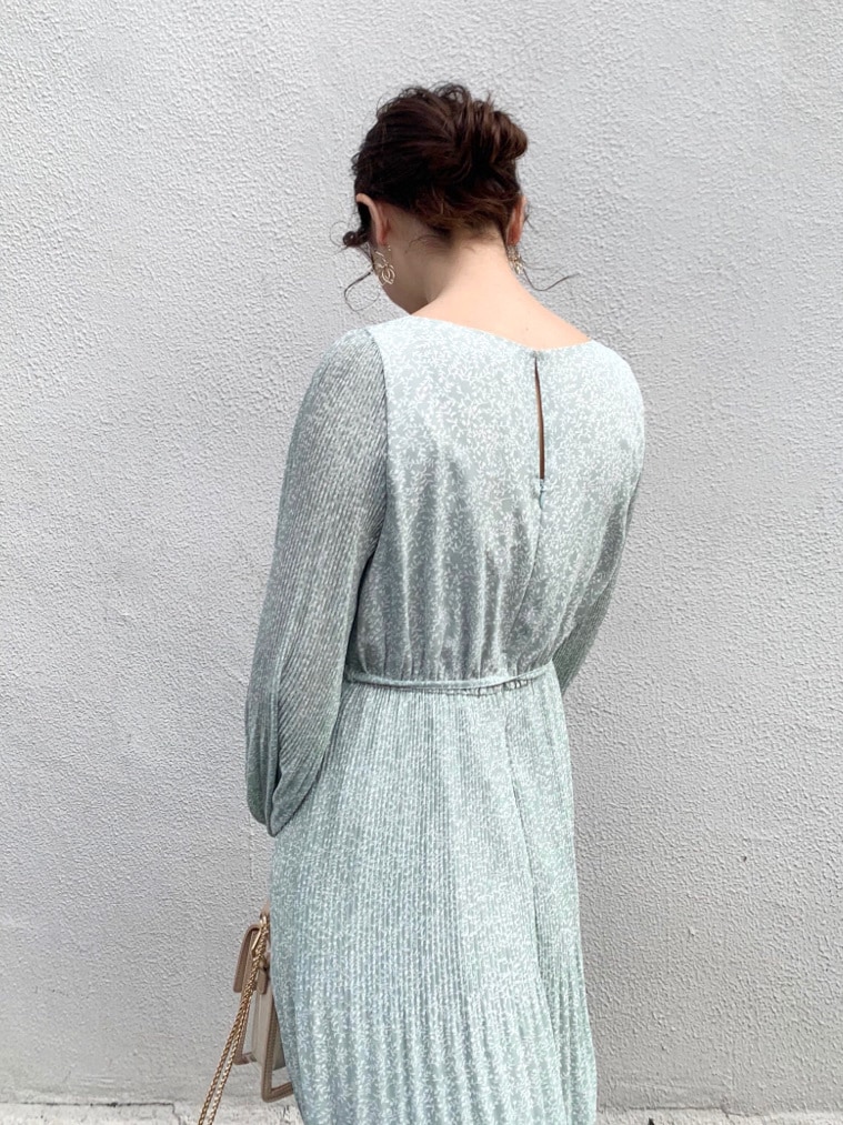 グリーン系のワンピースを着用したレディースの冬コーディネートの5枚目の写真