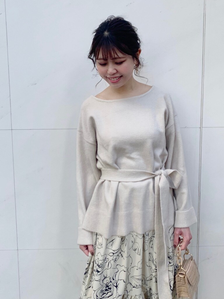 ベージュ系のハンドバッグを着用したレディースの冬コーディネートの6枚目の写真