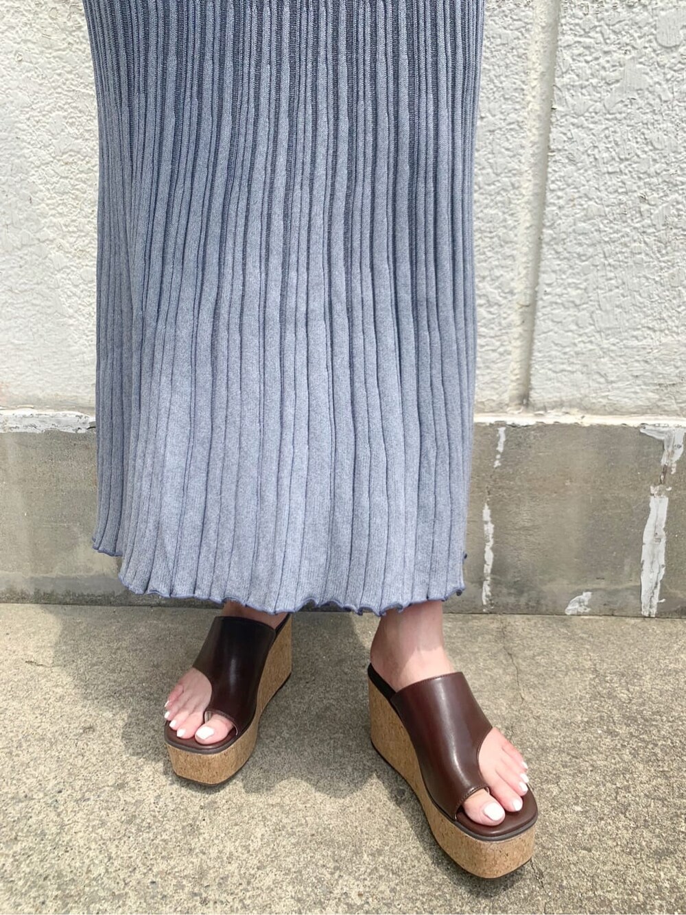 ブルー系のワンピース、ブラウン系のサンダル、ブラック系のハンドバッグを着用したレディースの夏コーディネートの10枚目の写真