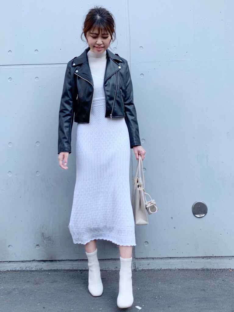 ホワイト系のワンピースを着用したレディースの冬コーディネートの5枚目の写真