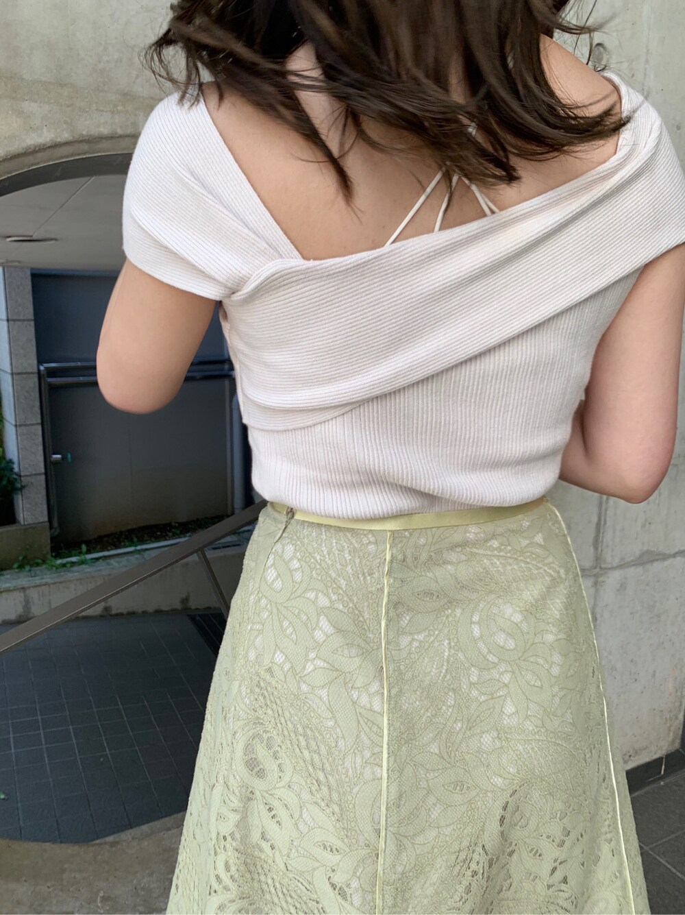 ホワイト系のサンダル、イエロー系のスカート、ホワイト系のニット/セーターを着用したレディースの春コーディネートの7枚目の写真