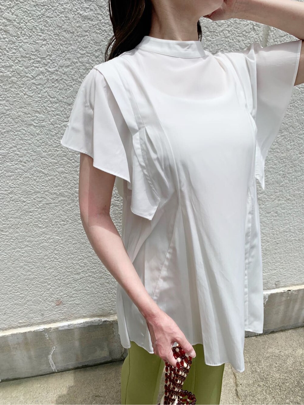 ホワイト系のシャツ/ブラウス、グリーン系のその他パンツ、ブラウン系のハンドバッグを着用したレディースの夏コーディネートの4枚目の写真