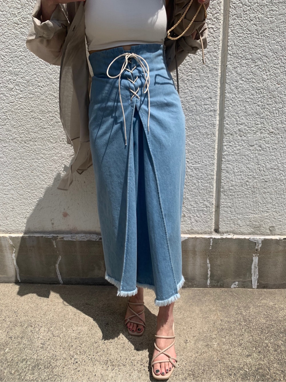 ベージュ系のシャツ/ブラウス、ブルー系のスカートを着用したレディースの夏コーディネートの4枚目の写真