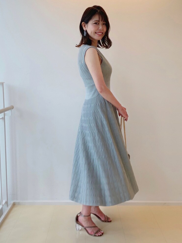 ブラウン系のサンダルを着用したレディースの夏コーディネートの2枚目の写真