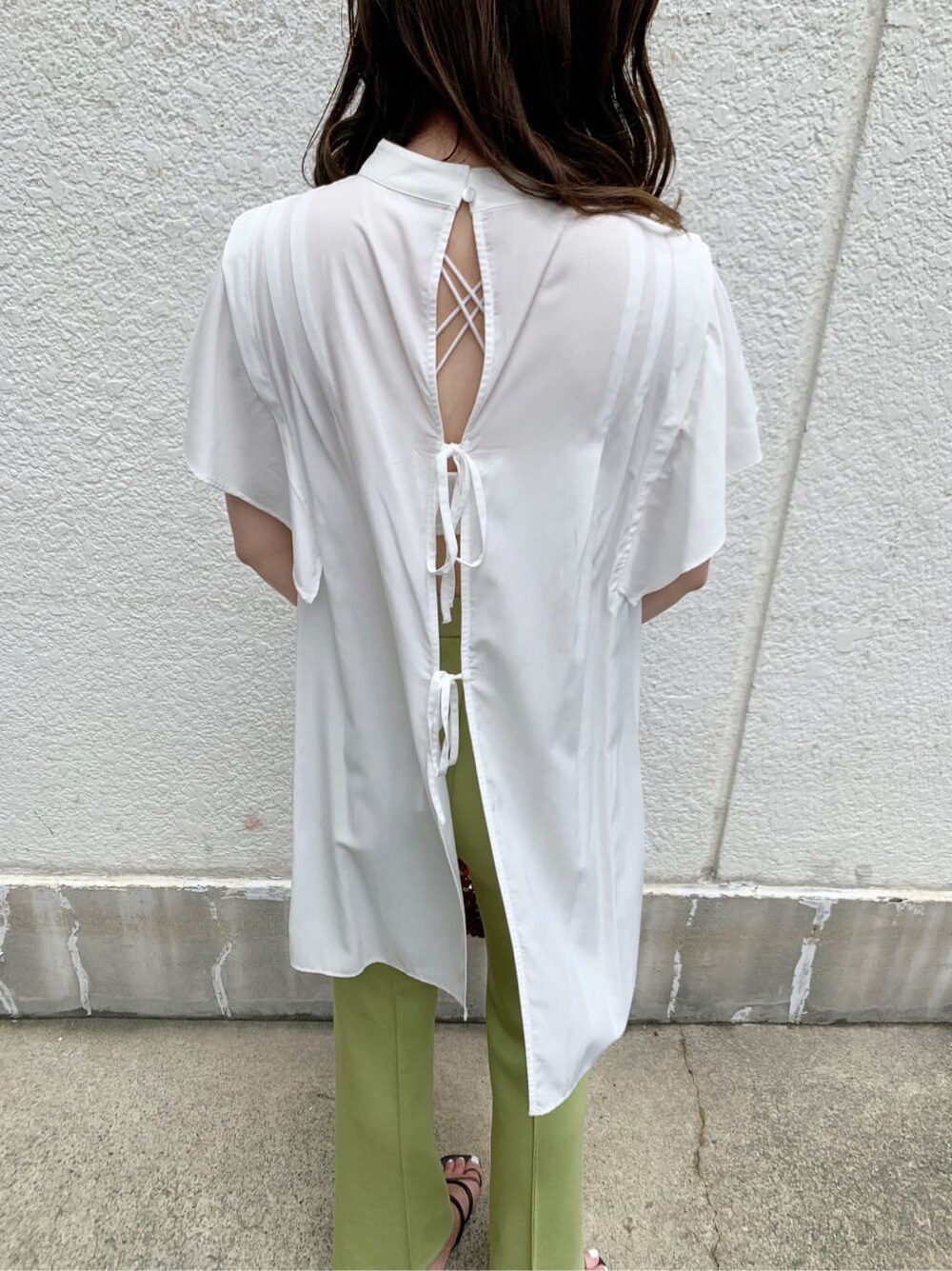 ホワイト系のシャツ/ブラウス、グリーン系のその他パンツ、ブラウン系のハンドバッグを着用したレディースの夏コーディネートの3枚目の写真