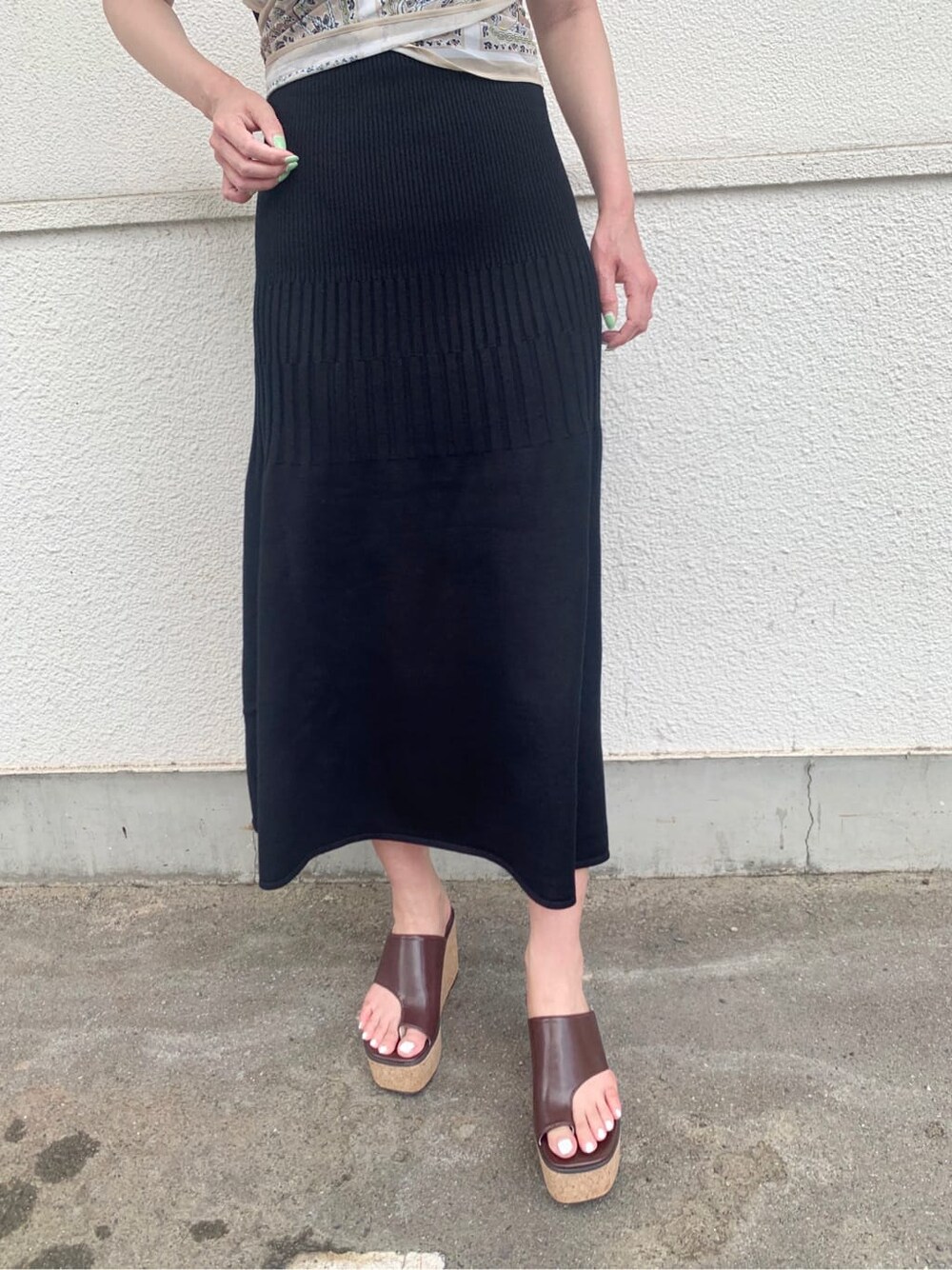 ブラック系のワンピース、ブラウン系のサンダルを着用したレディースの夏コーディネートの6枚目の写真