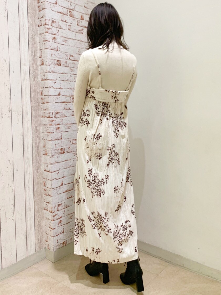 ブラウン系のブルゾン、ベージュ系のワンピース、ホワイト系のニット/セーターを着用したレディースの秋コーディネートの6枚目の写真