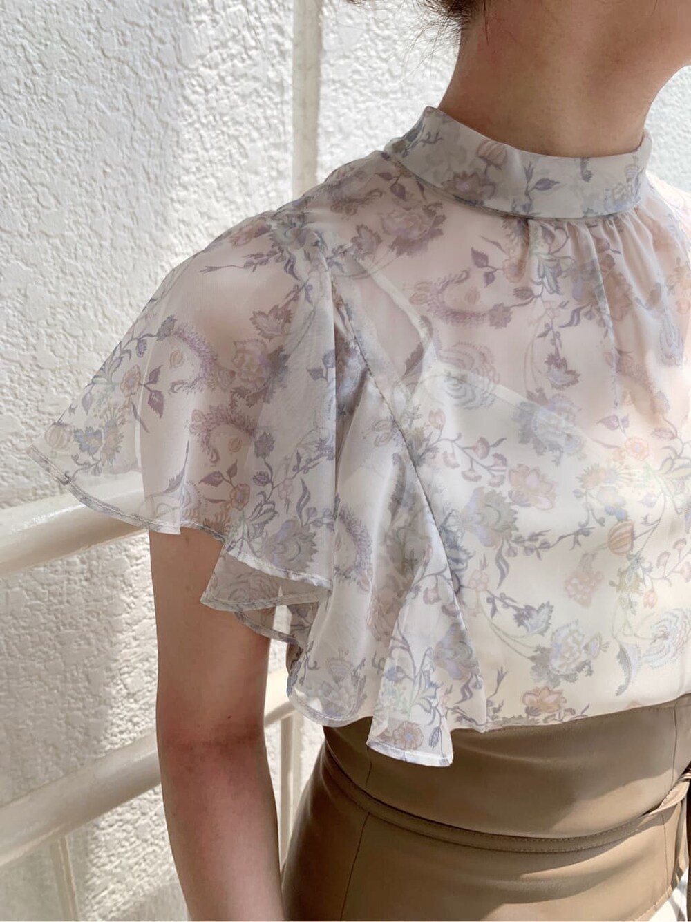 ベージュ系のワンピース、ホワイト系のその他シューズ、ゴールド系のピアス（両耳用）を着用したレディースの夏コーディネートの5枚目の写真