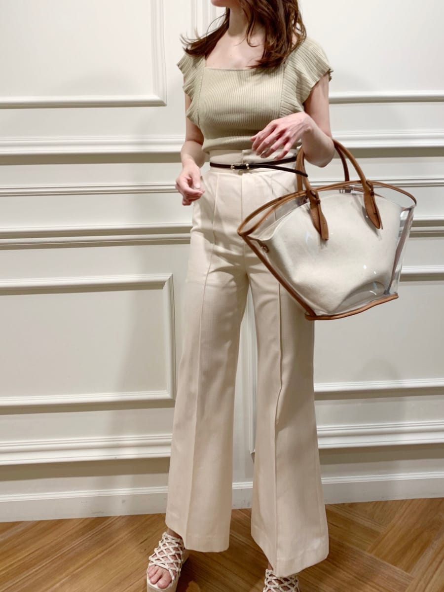 ブラウン系のトートバッグ、ホワイト系のその他パンツ、ホワイト系のサンダルを着用したレディースの春コーディネートの3枚目の写真