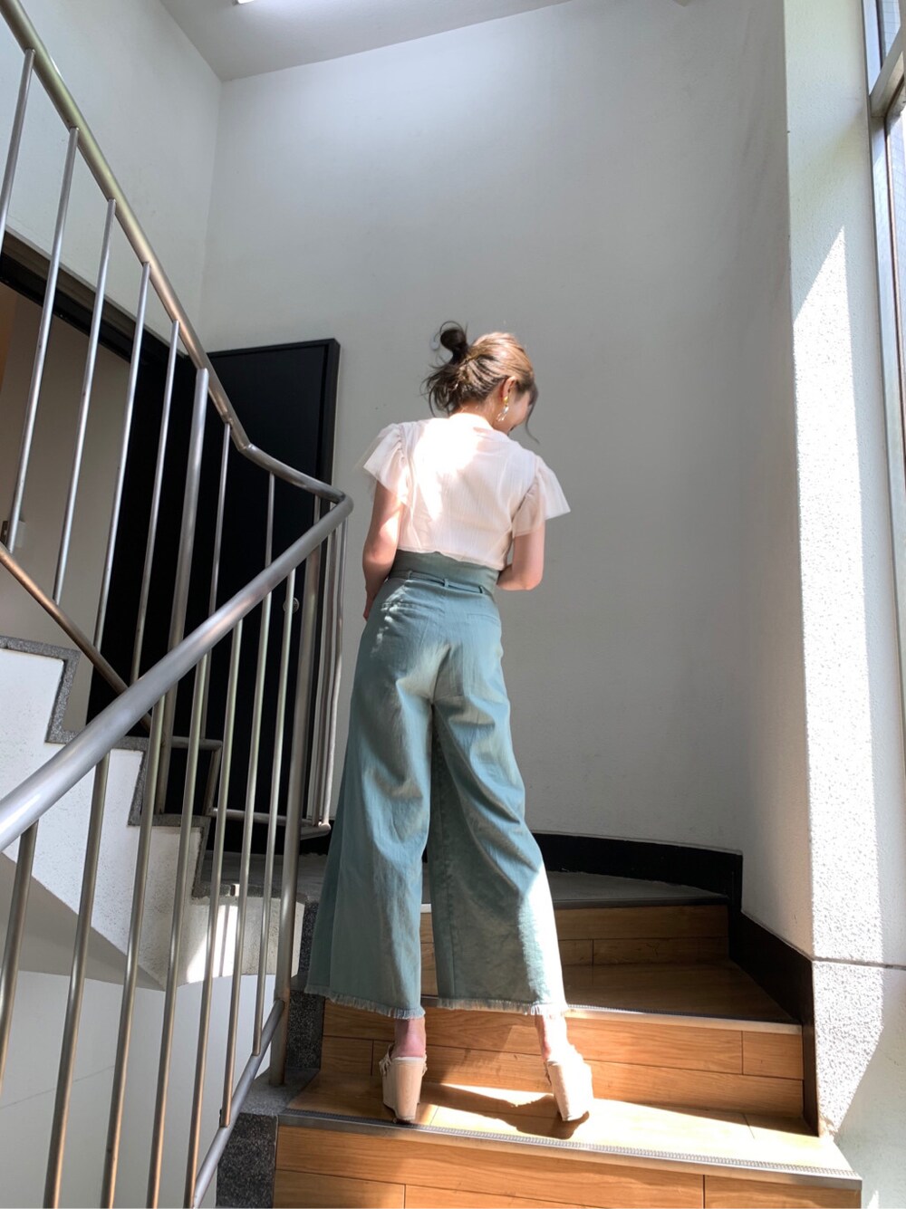 ホワイト系のサンダル、グリーン系のその他パンツ、ホワイト系のニット/セーターを着用したレディースの春コーディネートの2枚目の写真