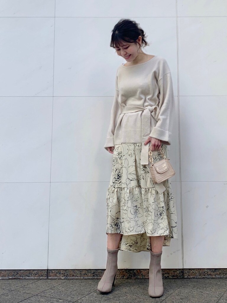 ベージュ系のハンドバッグを着用したレディースの冬コーディネートの2枚目の写真