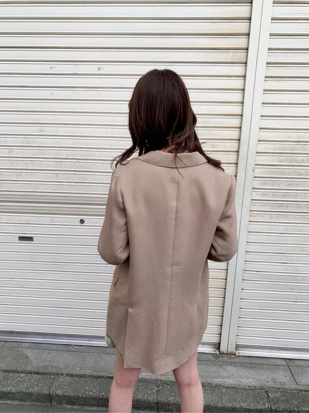 ブラウン系のその他パンツ、グリーン系のサンダル、ホワイト系のニット/セーターを着用したレディースの春コーディネートの5枚目の写真