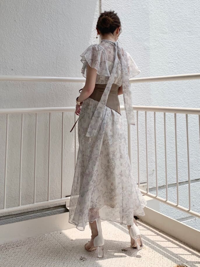 ベージュ系のワンピース、ホワイト系のその他シューズ、ゴールド系のピアス（両耳用）を着用したレディースの夏コーディネートの2枚目の写真