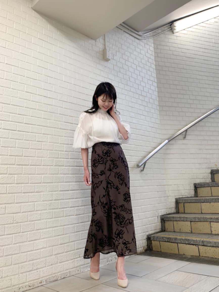 ホワイト系のシャツ/ブラウス、ブラウン系のスカート、ベージュ系のパンプスを着用したレディースの夏コーディネートの2枚目の写真